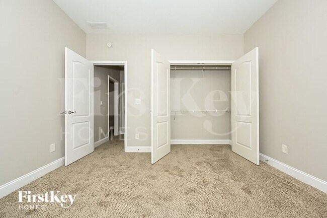 Building Photo - 489 Glouchester Dr