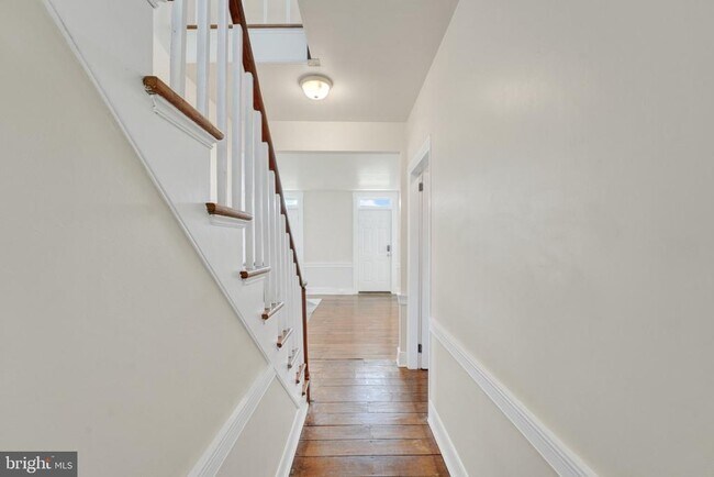 Building Photo - 211 Gale Ln