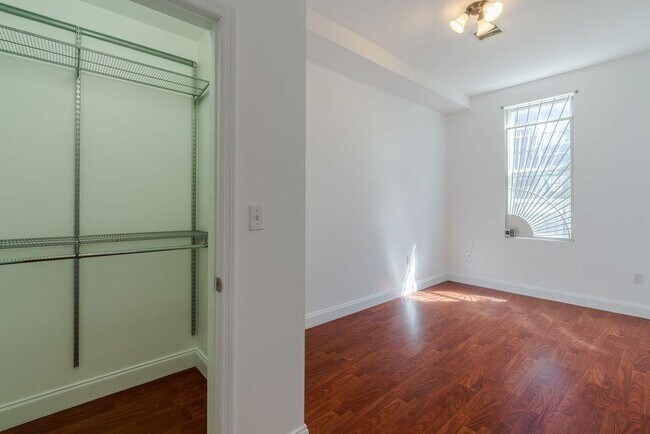 Building Photo - 604 1/2 Grove St