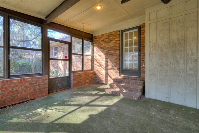 Building Photo - 3 Bed/2Bath home with garage, sunroom, and shed in Martinez