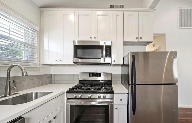 Building Photo - 617 E 26th St