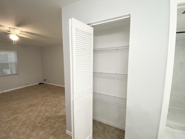Building Photo - 1100 Boxwood Dr
