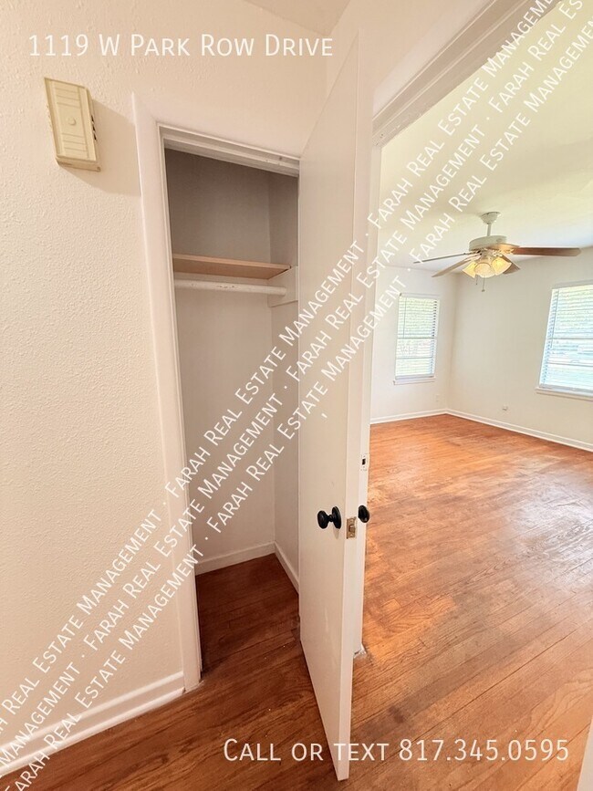 Building Photo - 1119 W Park Row Dr