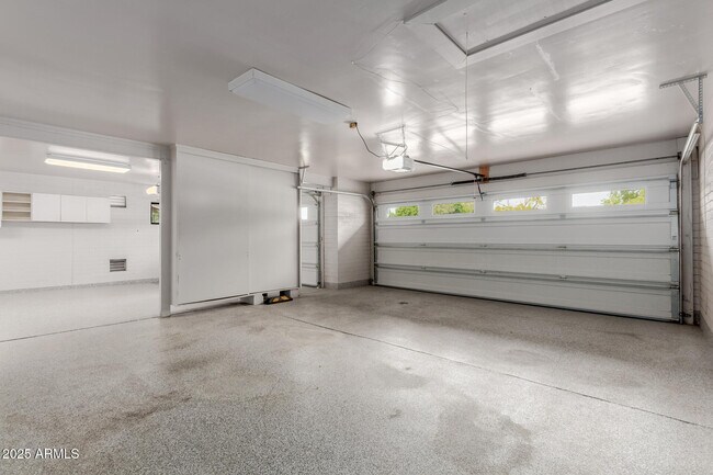 Building Photo - 5001 E Mitchell Dr