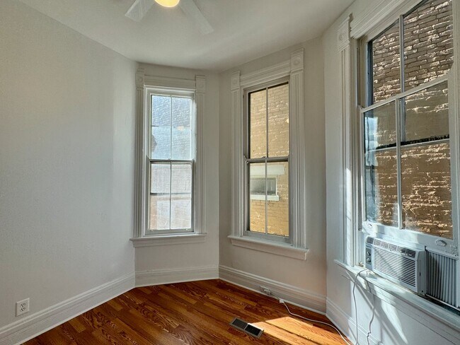 Building Photo - 2233 Victor St