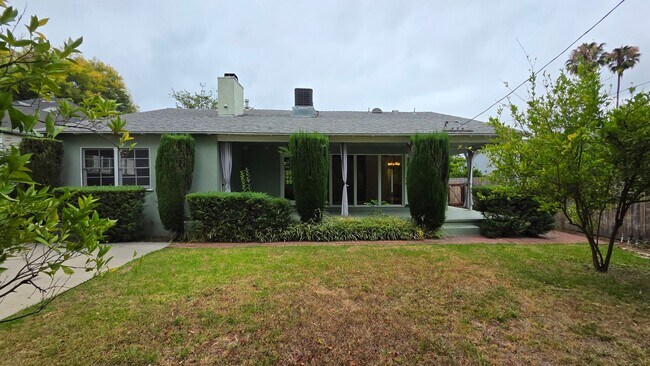 Building Photo - Sherman Oaks 3+2 w/appliances, wood floors...