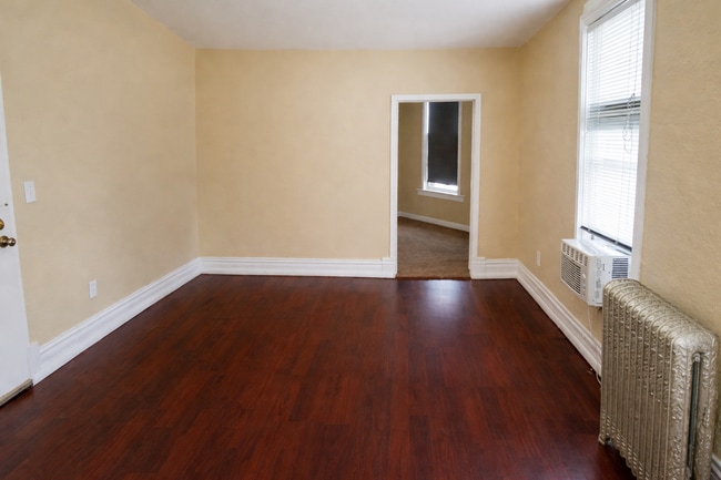 Building Photo - Rare Highlands Location w/ Parking Spot & Laundry On-Site! 32nd & Lowell