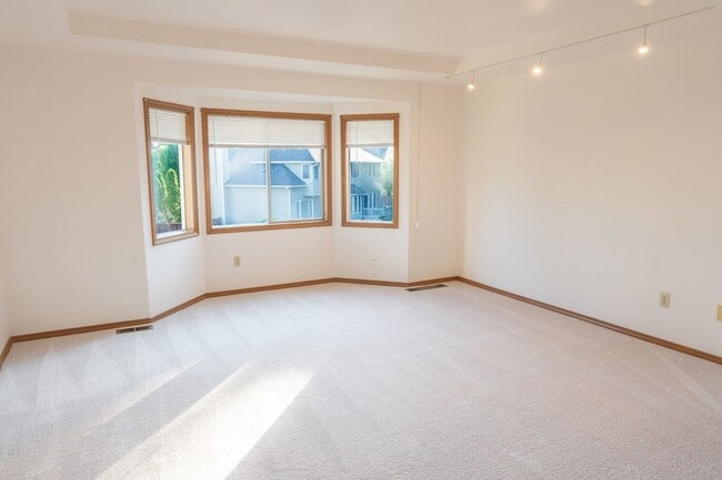 Building Photo - 3Bd/2.5Ba Bellevue House( Newport Hill)