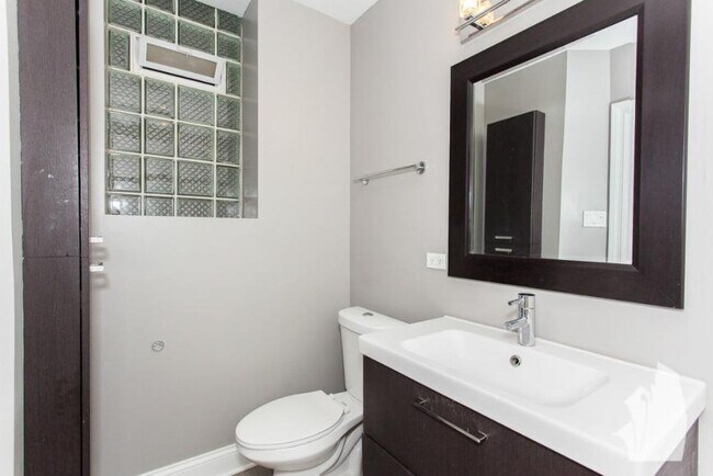 Building Photo - 2 bedroom in Chicago IL 60613