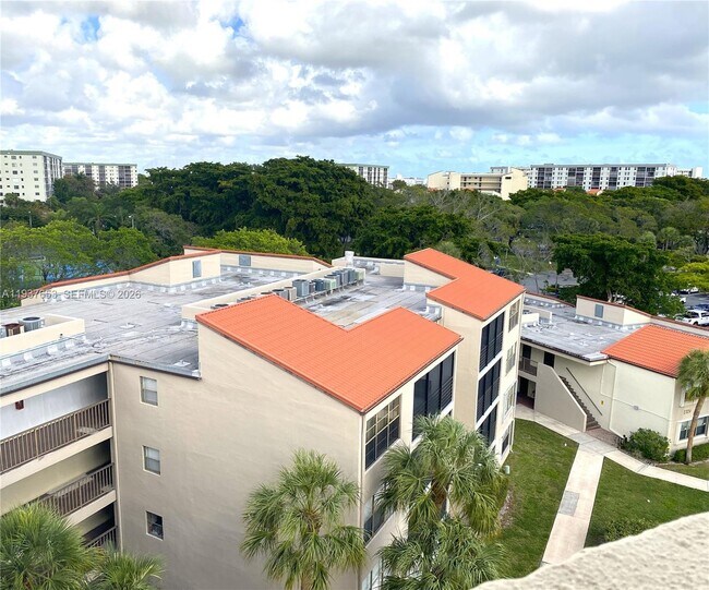 Building Photo - 2322 S Cypress Bend Dr