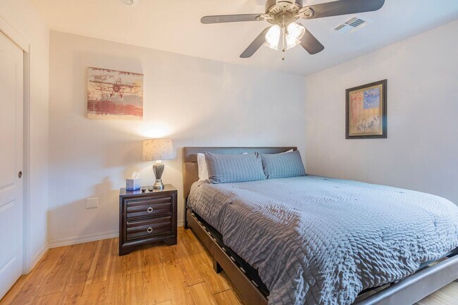 Building Photo - 800 Sherwood Dr