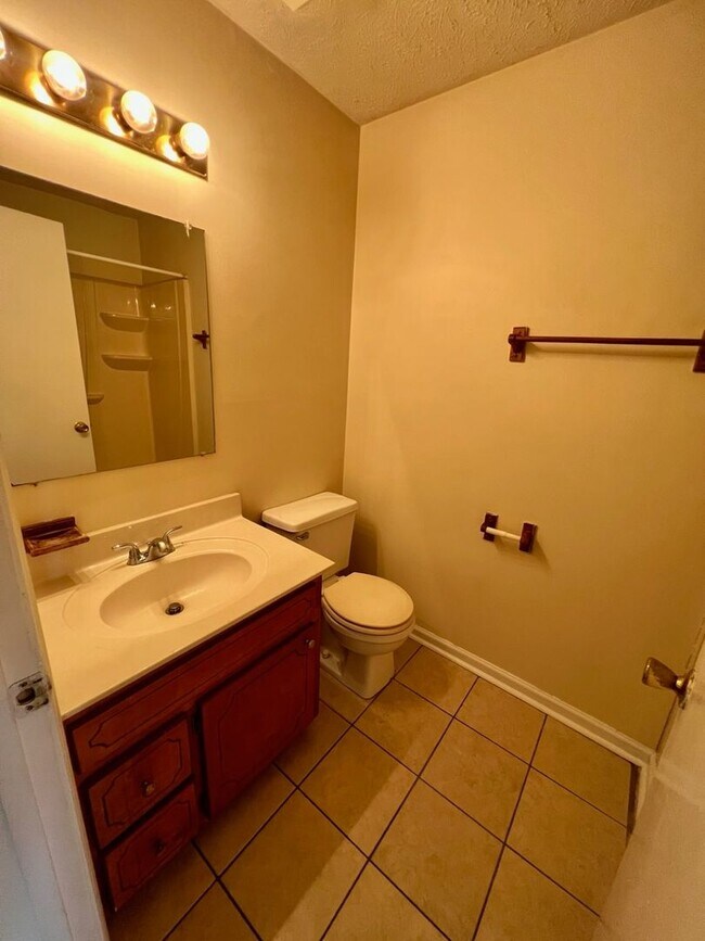 Building Photo - 1BR 1BA Ground Level Apt., Free Water! - *No pets*