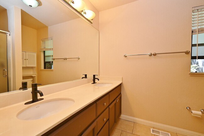 Building Photo - $3,540 / Bright & Spacious 3BR/ 2.5BA Town Home in Newark City
