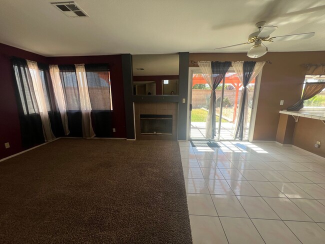 Building Photo - East Palmdale Home