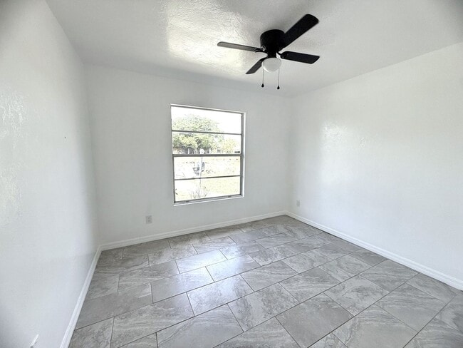 Building Photo - 2621 Nightshade Ln