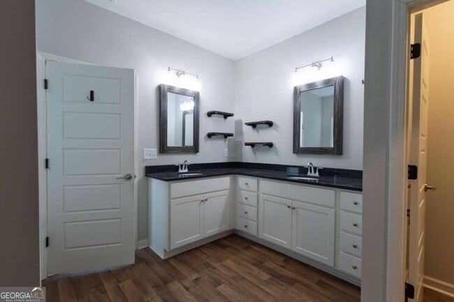 Building Photo - 214 Oakwood Dr