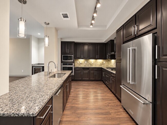 Building Photo - 10401 Town & Country Way
