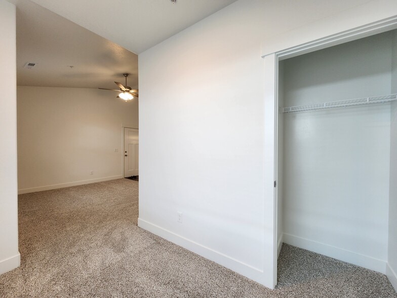 Building Photo - 4735 S Alder Dr