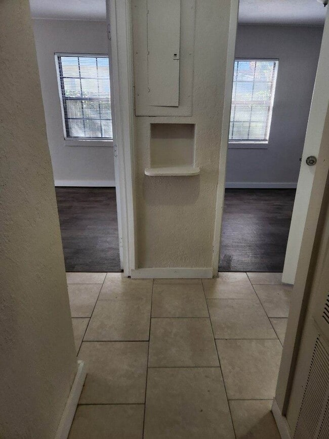 Building Photo - 5919 Oaklane Dr