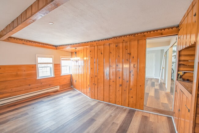 Building Photo - 2553 E Somerset St