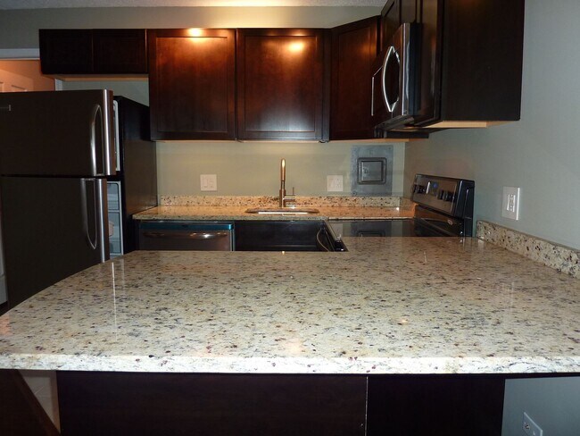 Building Photo - Stylish One-Bedroom Condo Near UTK – Moder...