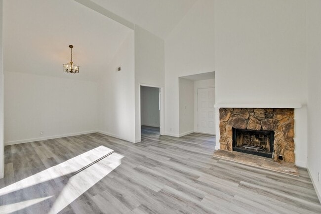 Building Photo - Welcome to this 3 bedroom 2 bath Just updated Townhome located in South San Jose.