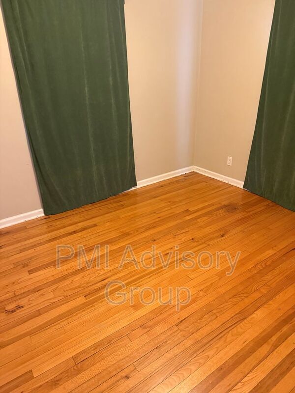 Building Photo - 1124 SW Collins Ave