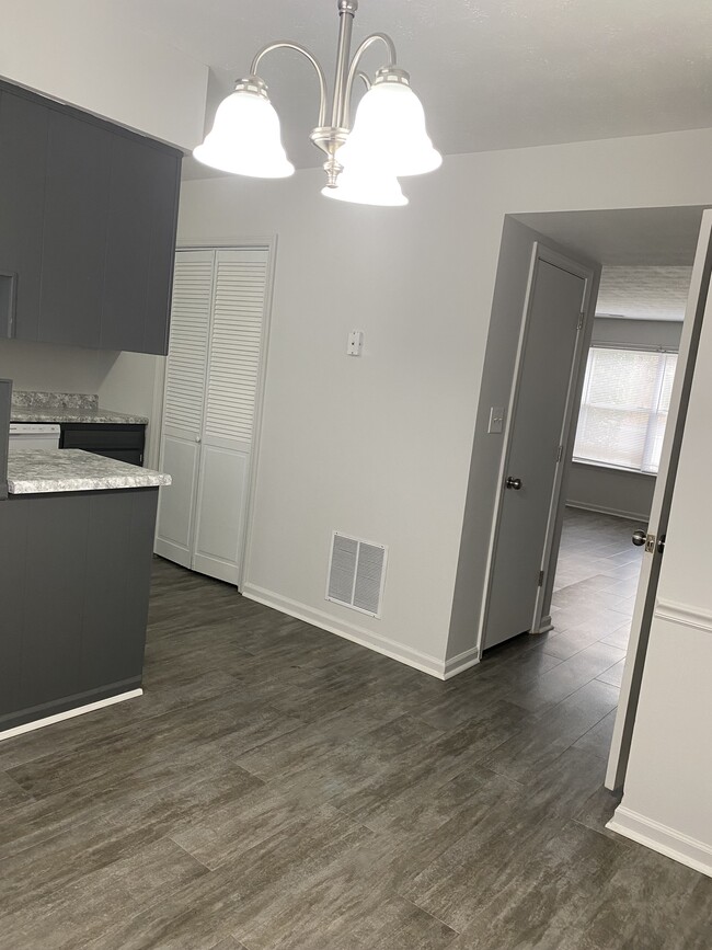 dining room - 502 Deer Lick Pl