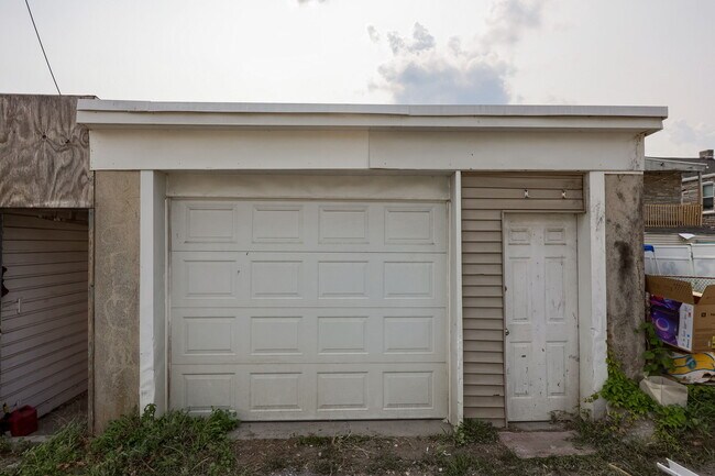 Building Photo - 611 S Prince St