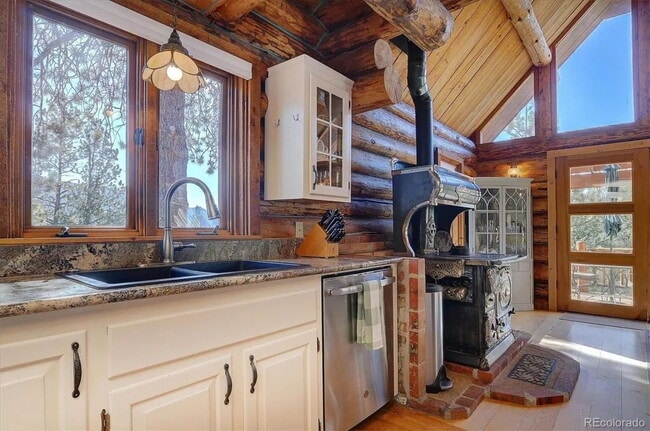 Building Photo - Mountain Log Home for Rent with views and ...