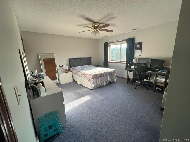 Building Photo - 1302 Summer Hill Dr