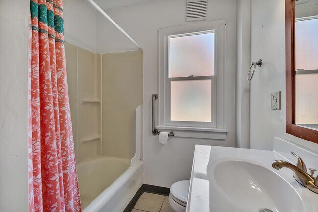 Building Photo - Charming 3 Bedroom Home in Bremerton