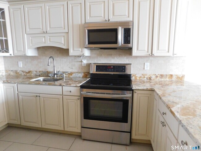 Building Photo - 153 Bank St