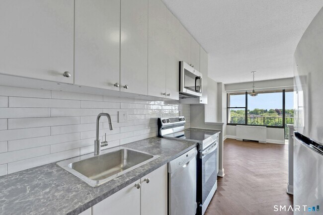 Building Photo - 44 Strawberry Hill Ave