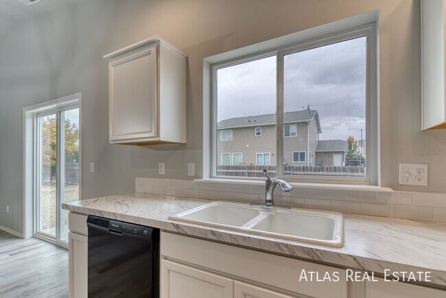 Building Photo - 4 WEEKS FREE RENT IF MOVED IN BY 4/30! Ope...