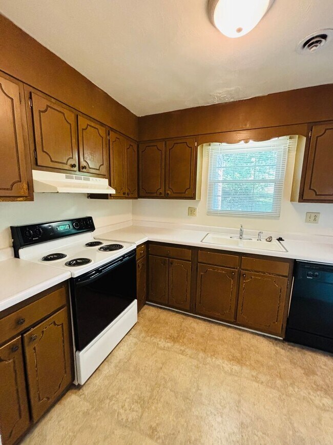 Building Photo - 2 Bedroom, 1.5 Bath Townhouse