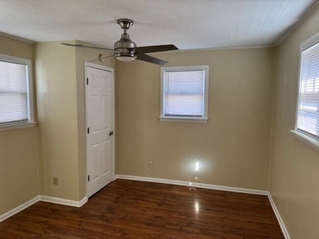 Building Photo - Charming 2-bedroom home available now in E...