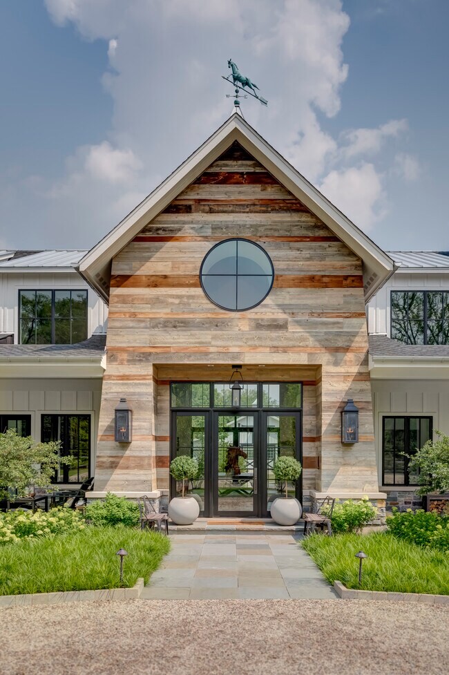 Building Photo - 225 Old Farm Rd