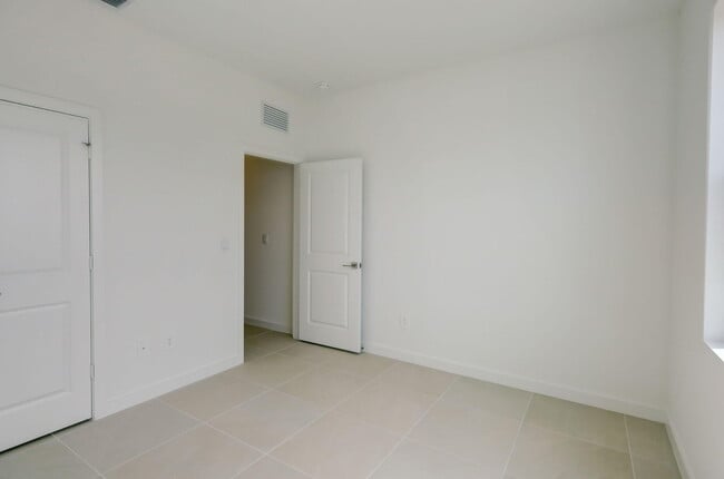 Building Photo - 5946 SE Sky Blue Cir