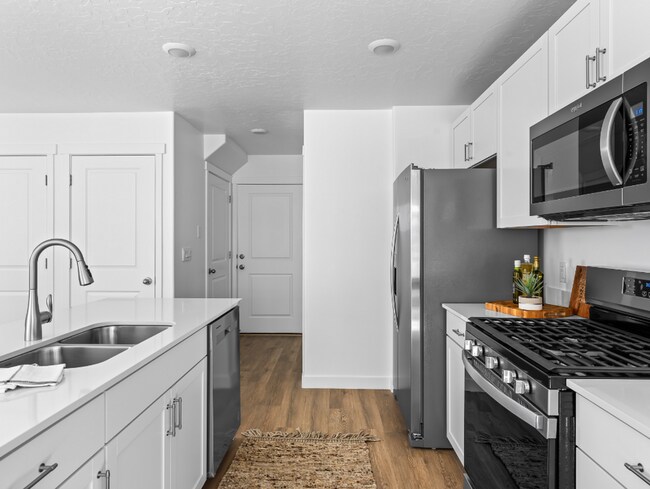 Building Photo - Beautiful Three Bedroom Home