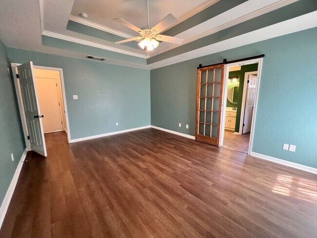 Building Photo - Gorgeous Craftsman home in well establishe...