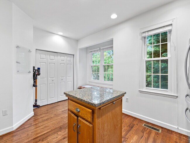 Building Photo - "Spacious 3-Bedroom Townhouse Retreat with...