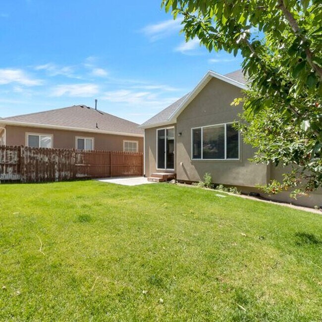 Building Photo - 1848 Woodview Dr W