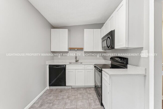 Building Photo - Spacious 3 Bed/1 Bath Home with Fenced Yar...