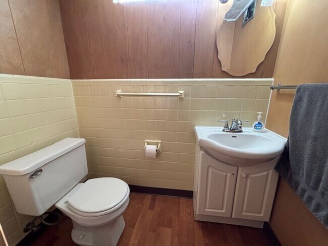 Building Photo - Fully Furnished, Turn Key Lake Front Home in Caledonia!