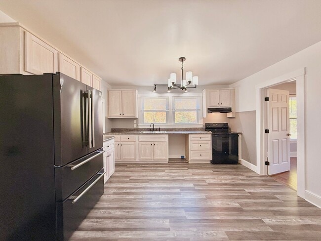 Building Photo - Charming 3 Bedroom Home for Rent!