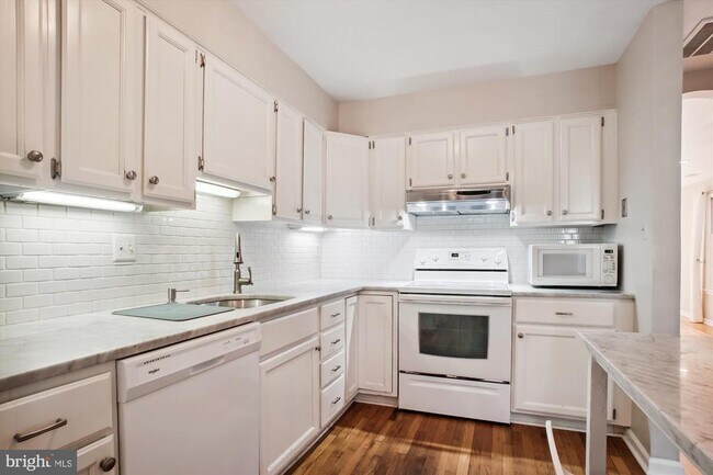 Building Photo - 450 W Glebe Rd