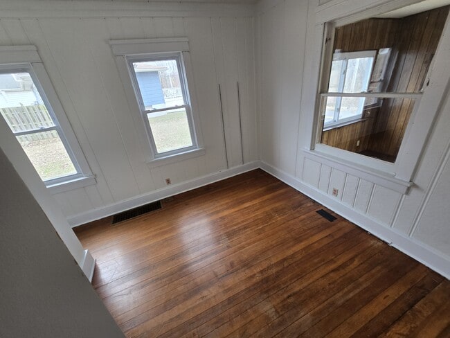 Building Photo - 615 Pekin Ave