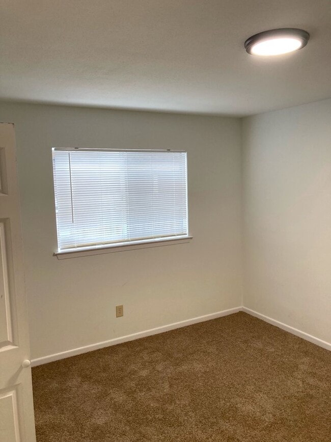 Building Photo - ZERO APPLICATION FEE. NOW ACCEPTING SECTION 8 APPLICATIONS