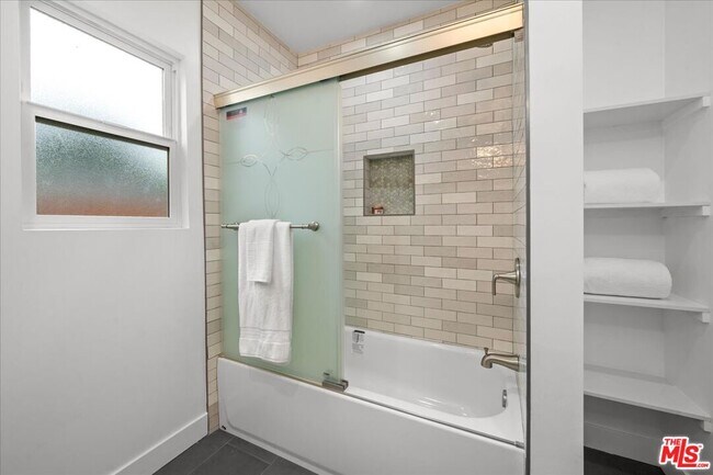 Building Photo - 5815 Saloma Ave